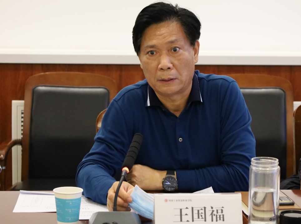 桌子前坐著穿藍色衣服的人低可信度描述已自動生成