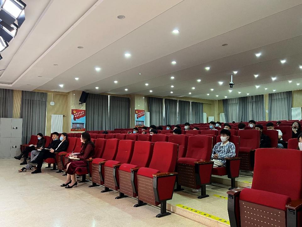 房間里有許多椅子中度可信度描述已自動(dòng)生成