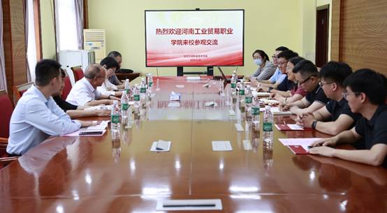 一群人坐在桌子前AI 生成的內容可能不正確。