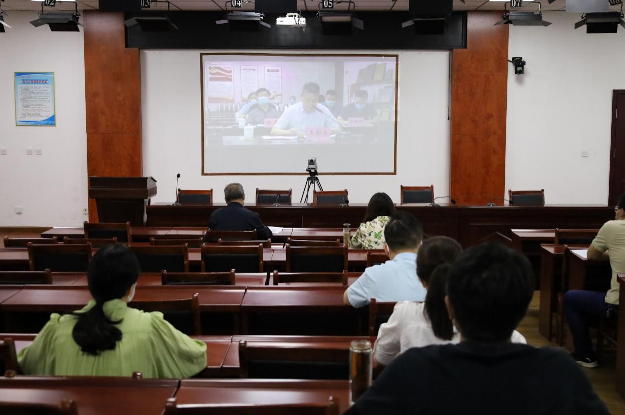 一群人在房間里的電視低可信度描述已自動生成