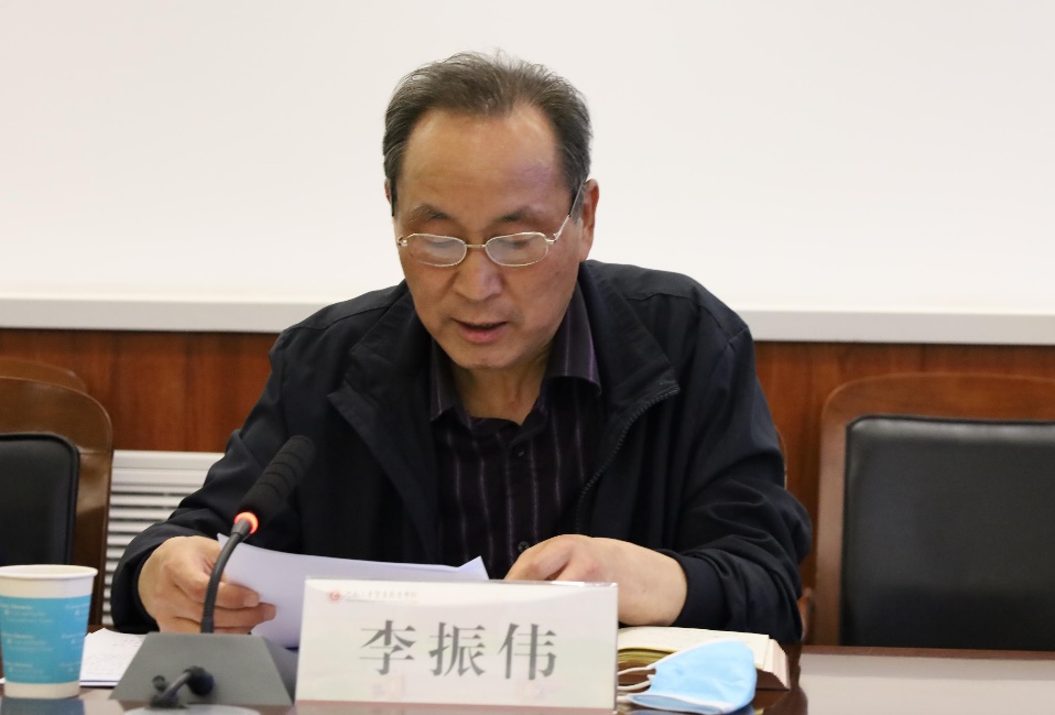 人坐在桌子前描述已自動生成