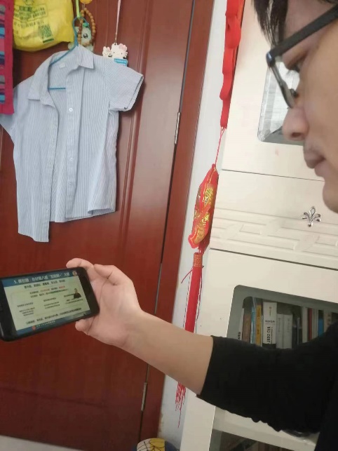 男子拿著手機(jī)自拍低可信度描述已自動(dòng)生成