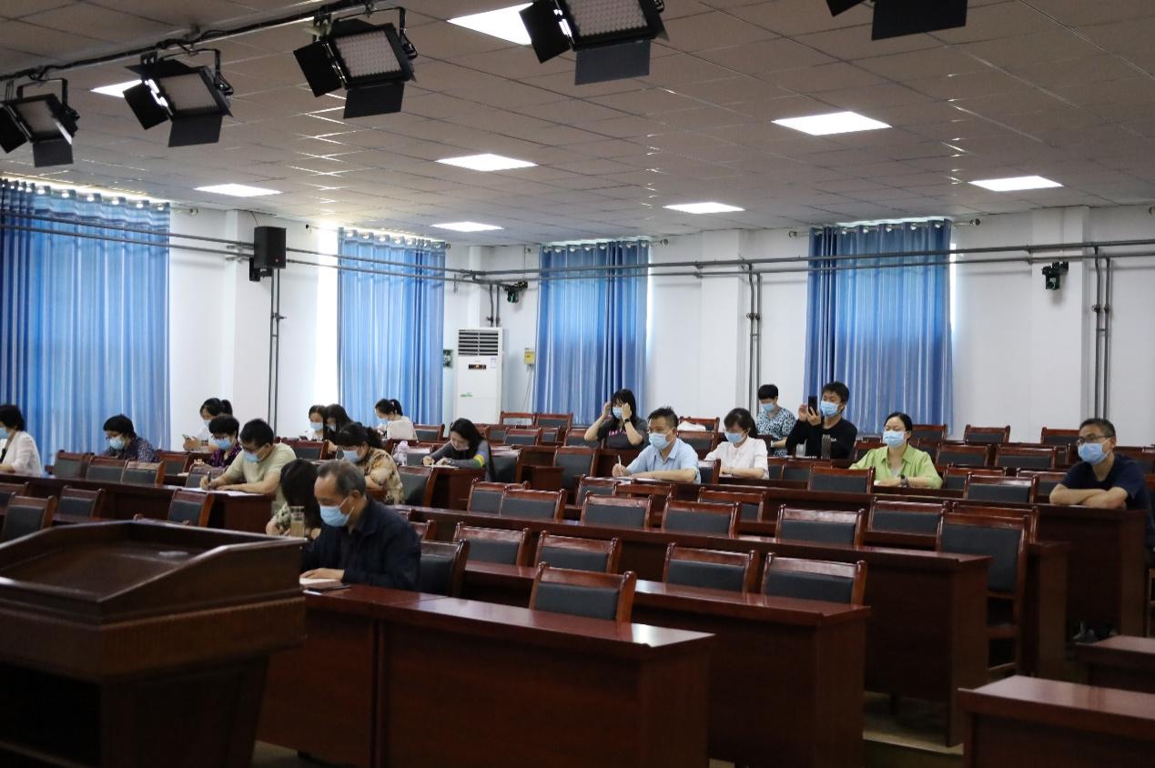 桌子上的圖書館低可信度描述已自動生成