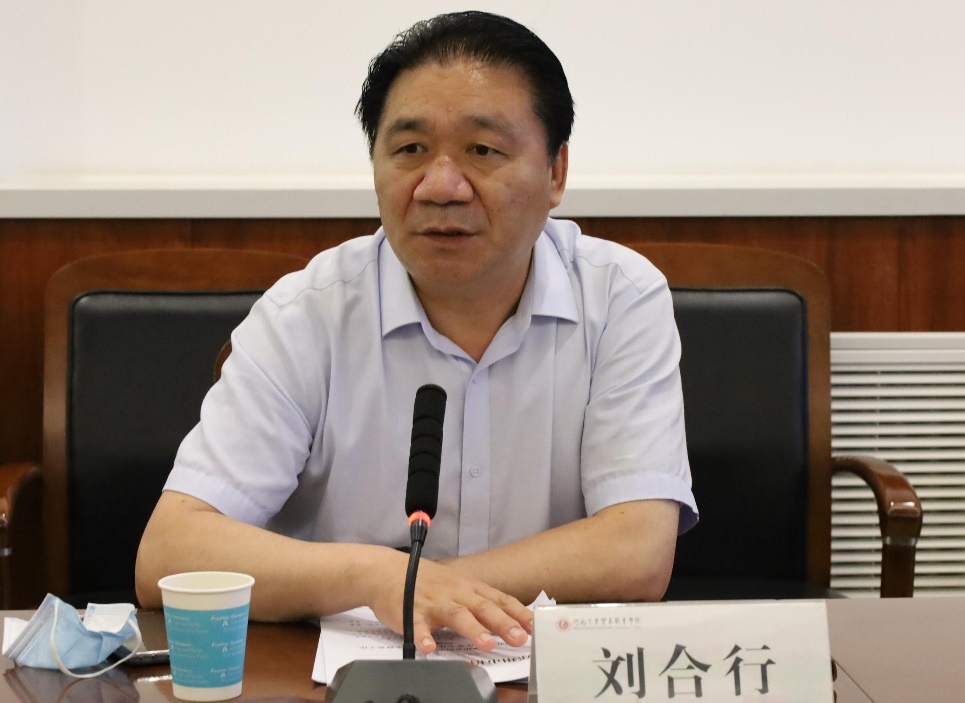 桌子前坐著穿藍色衣服的男人在微笑低可信度描述已自動生成