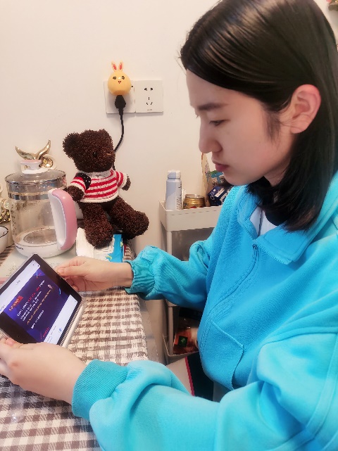 圖片包含 人, 游戲機(jī), 女人, 筆記本描述已自動(dòng)生成